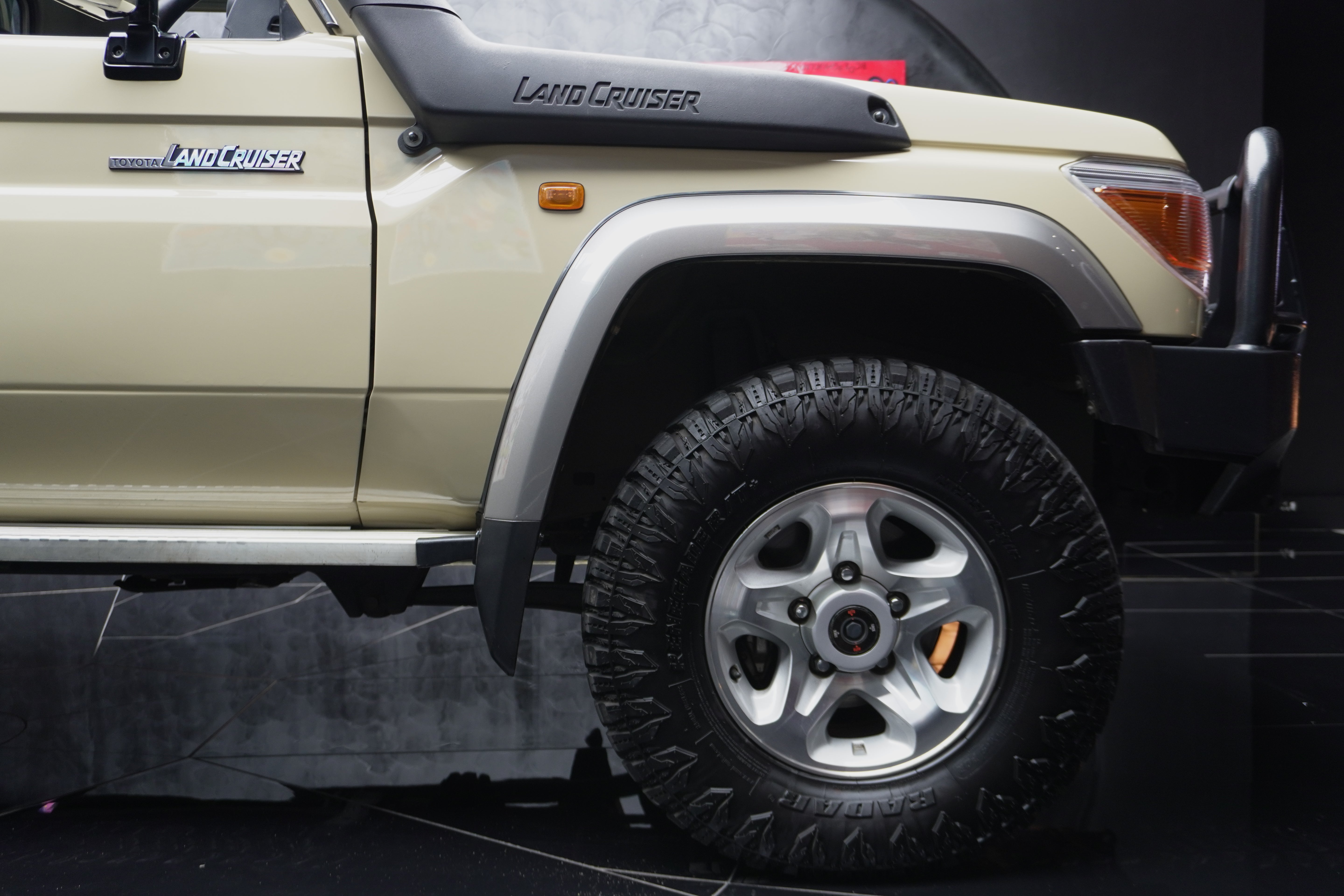 Toyota Land Cruiser 79 4.5D-4D LX V8