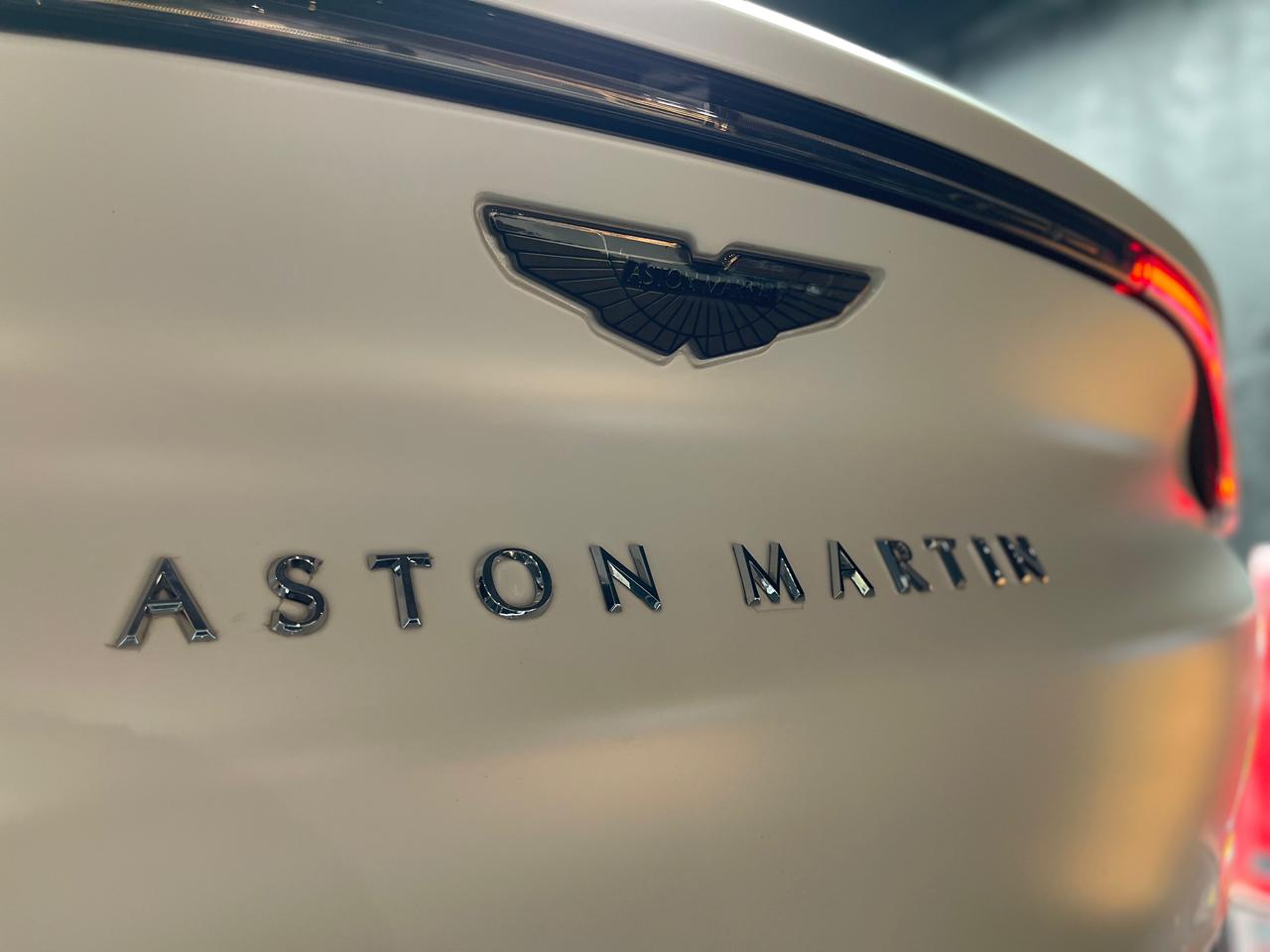 Aston Martin DBX V8 707
